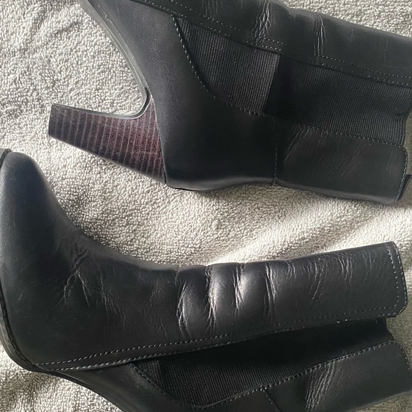 Short booties. Elastic side, leather. - Picture 3 of 6